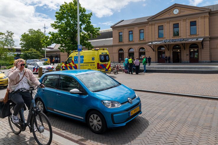 Een fietsende vrouw raakte gewond op het Stationsplein.
