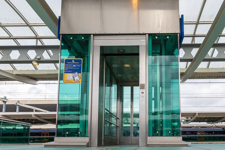Sonny M. sloeg twee Deventenaren de lift uit op het perron in Zwolle.