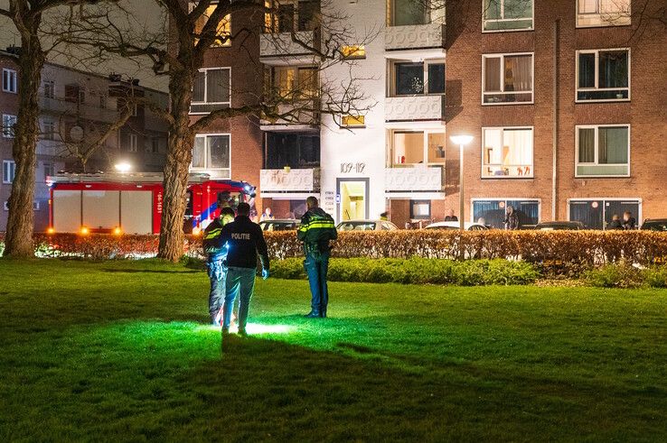 De politie bezig met onderzoek na de explosie aan de Pieter Steynstraat.