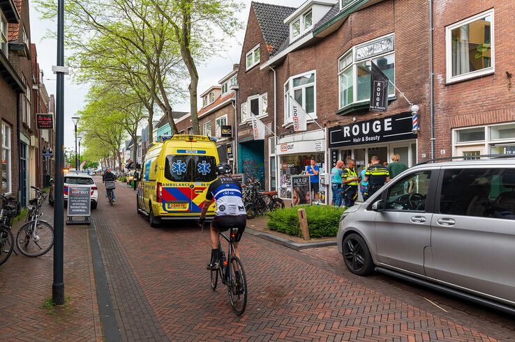 De fietsster botste tegen het openslaande portier van de bestelbus.