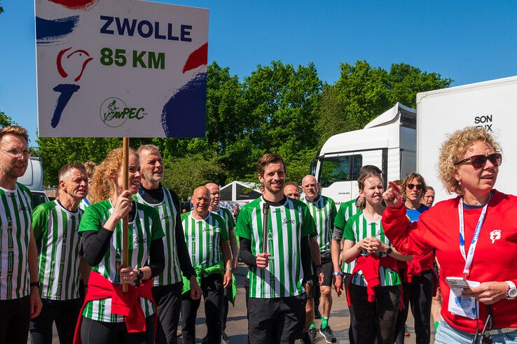 In beeld: Hardlopers van AV PEC 1910 brengen Bevrijdingsvuur naar Zwolle