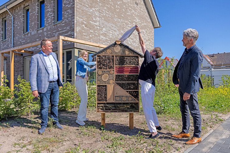 De onthulling van het insectenhotel bij de nieuwe woningen.