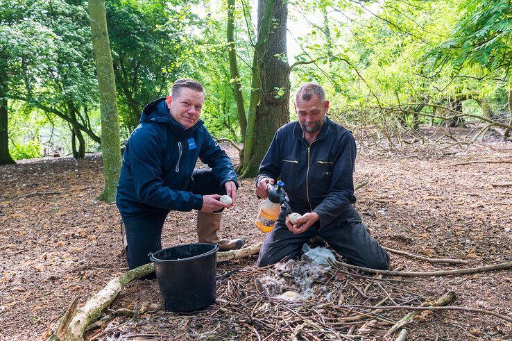 De wethouder hielp de Rova-medewerkers tijdens het werkbezoek.