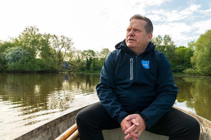 Wethouder Spaans op weg naar het 'ganzeneiland' .