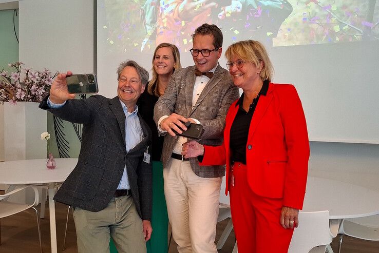 Van links af cardioloog Maurits van der Veen, wethouder Dorrit de Jong, wethouder Bernard van den Belt en Michèle Blom, bestuursvoorzitter van Isala.