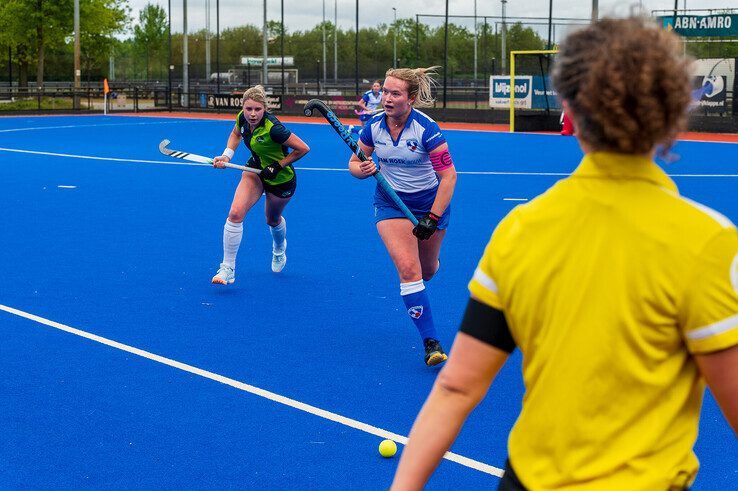 In beeld: Rouwend HC Zwolle draagt zege op aan overleden fotograaf: “Voor Bob!”