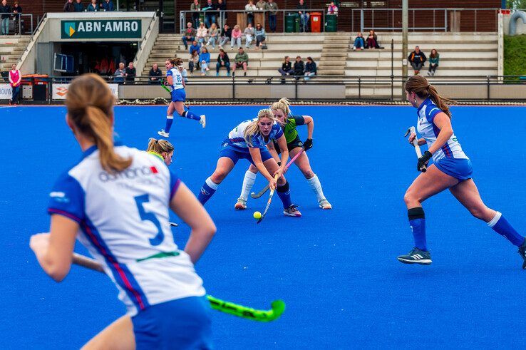 In beeld: Rouwend HC Zwolle draagt zege op aan overleden fotograaf: “Voor Bob!”