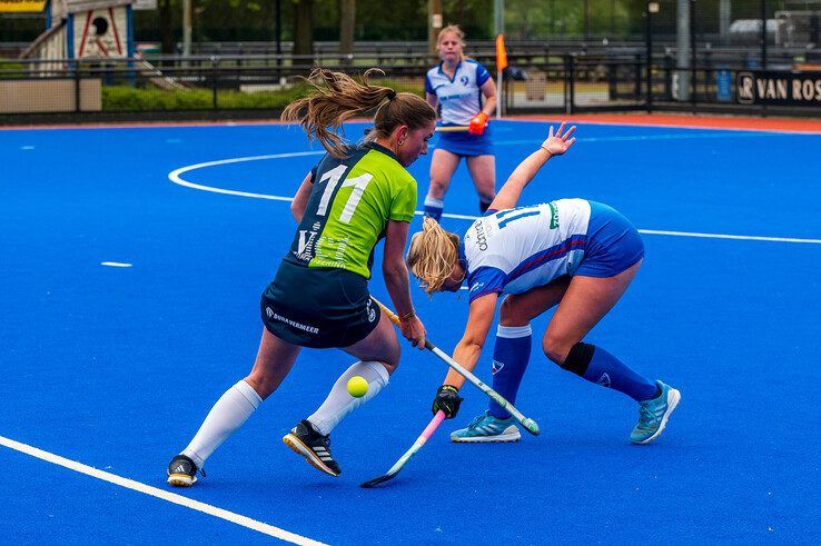 In beeld: Rouwend HC Zwolle draagt zege op aan overleden fotograaf: “Voor Bob!”