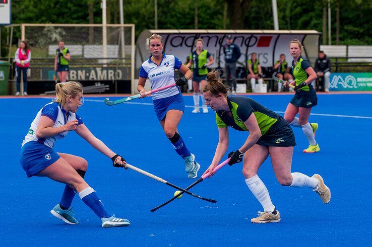 In beeld: Rouwend HC Zwolle draagt zege op aan overleden fotograaf: “Voor Bob!”