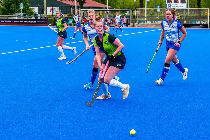 In beeld: Rouwend HC Zwolle draagt zege op aan overleden fotograaf: “Voor Bob!”