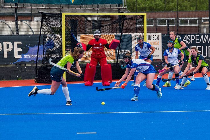 In beeld: Rouwend HC Zwolle draagt zege op aan overleden fotograaf: “Voor Bob!”