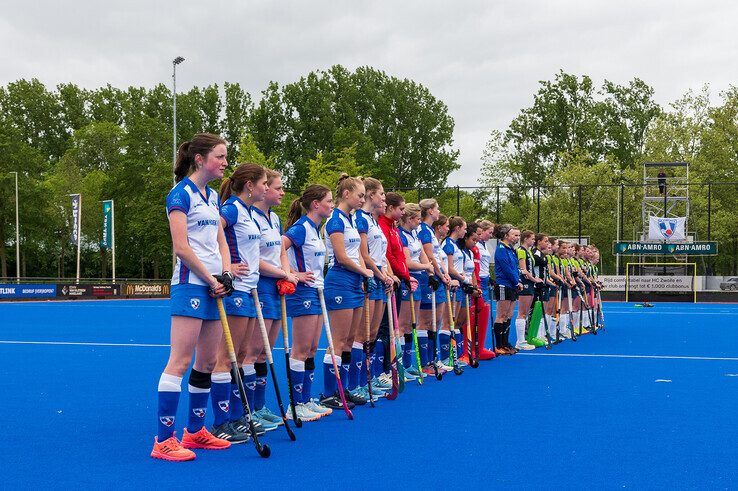 In beeld: Rouwend HC Zwolle draagt zege op aan overleden fotograaf: “Voor Bob!”