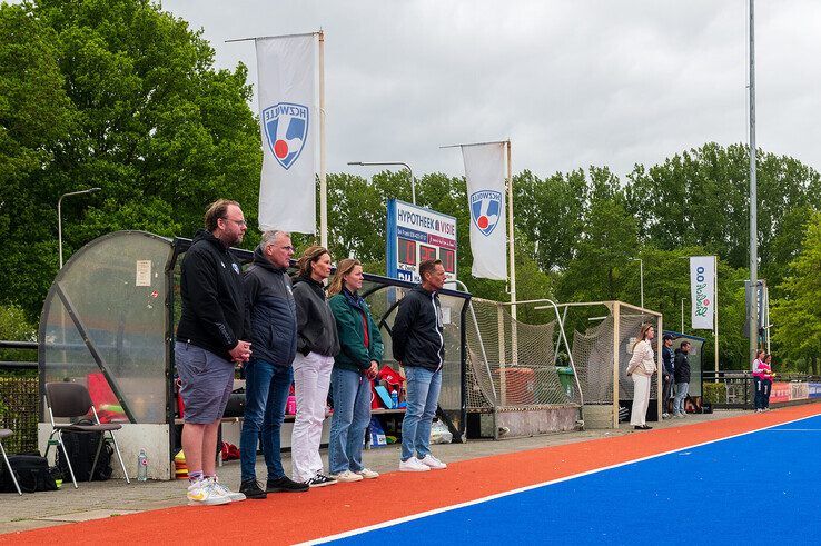 In beeld: Rouwend HC Zwolle draagt zege op aan overleden fotograaf: “Voor Bob!”