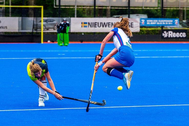 In beeld: Rouwend HC Zwolle draagt zege op aan overleden fotograaf: “Voor Bob!”