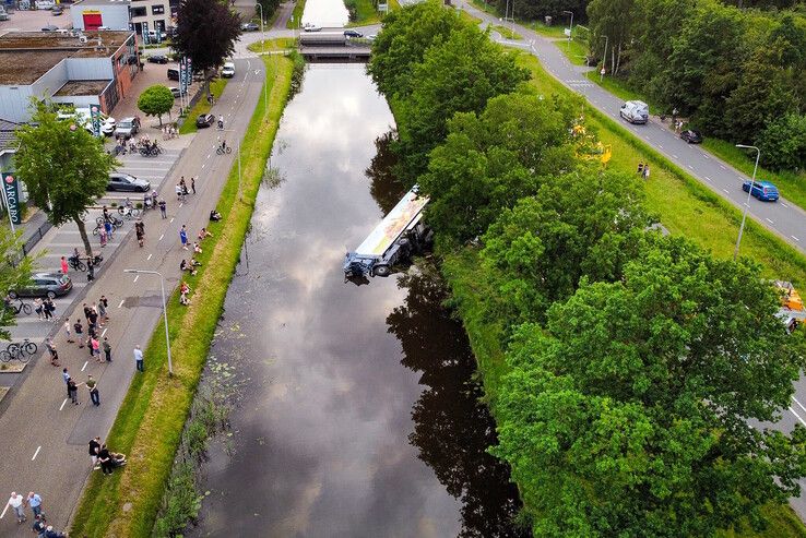 In beeld: Vrachtwagen raakt te water bij Nieuwleusen, chauffeur met spoed naar ziekenhuis