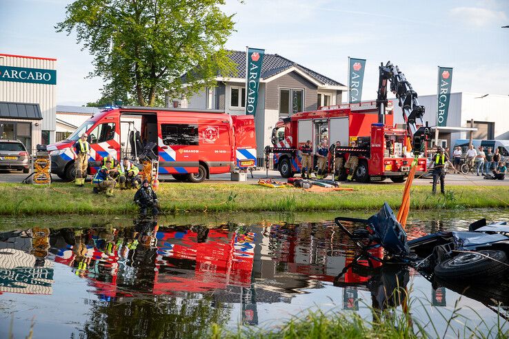 In beeld: Vrachtwagen raakt te water bij Nieuwleusen, chauffeur met spoed naar ziekenhuis