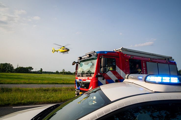 In beeld: Vrachtwagen raakt te water bij Nieuwleusen, chauffeur met spoed naar ziekenhuis