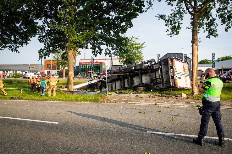 In beeld: Vrachtwagen raakt te water bij Nieuwleusen, chauffeur met spoed naar ziekenhuis