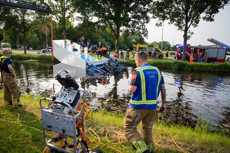 In beeld: Vrachtwagen raakt te water bij Nieuwleusen, chauffeur met spoed naar ziekenhuis