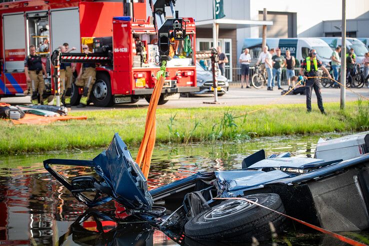 In beeld: Vrachtwagen raakt te water bij Nieuwleusen, chauffeur met spoed naar ziekenhuis