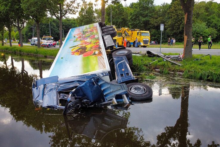 In beeld: Vrachtwagen raakt te water bij Nieuwleusen, chauffeur met spoed naar ziekenhuis
