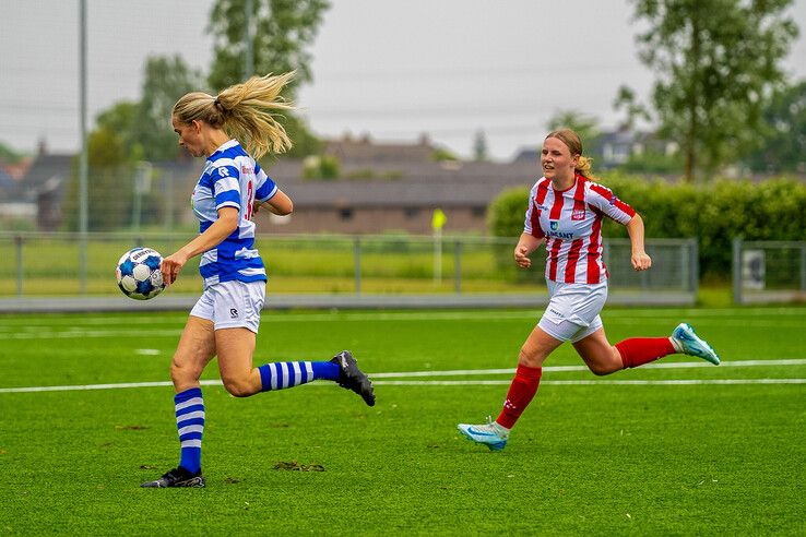In beeld: Overwinning IJVV Vrouwen in nacompetitie dankzij jonge invalster Junte
