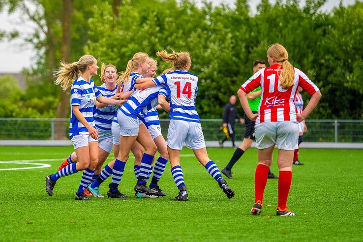 In beeld: Overwinning IJVV Vrouwen in nacompetitie dankzij jonge invalster Junte