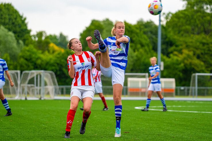 In beeld: Overwinning IJVV Vrouwen in nacompetitie dankzij jonge invalster Junte