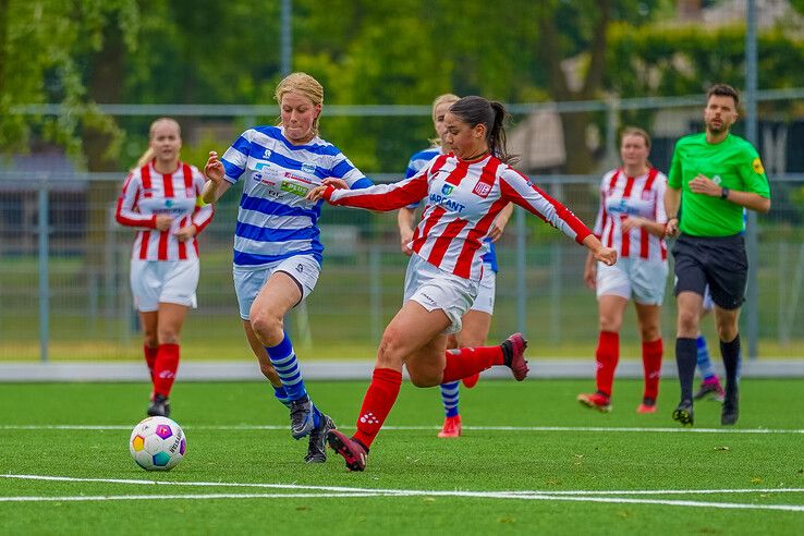 In beeld: Overwinning IJVV Vrouwen in nacompetitie dankzij jonge invalster Junte