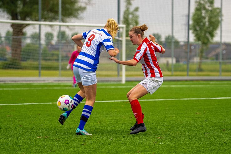 In beeld: Overwinning IJVV Vrouwen in nacompetitie dankzij jonge invalster Junte