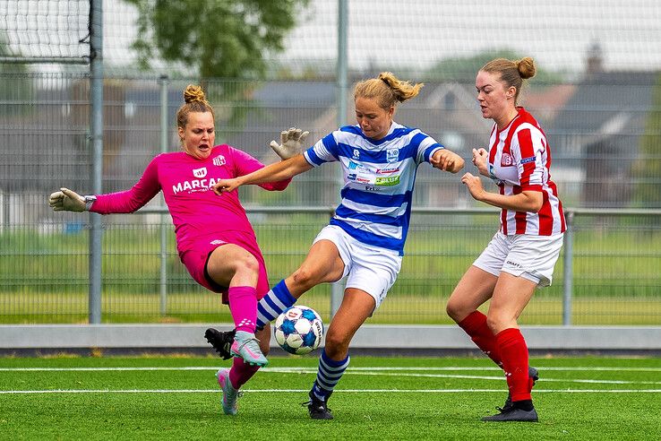 In beeld: Overwinning IJVV Vrouwen in nacompetitie dankzij jonge invalster Junte