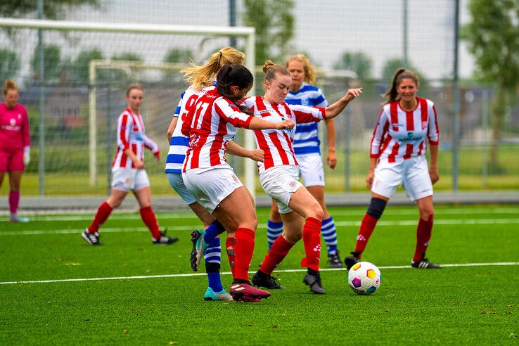 In beeld: Overwinning IJVV Vrouwen in nacompetitie dankzij jonge invalster Junte