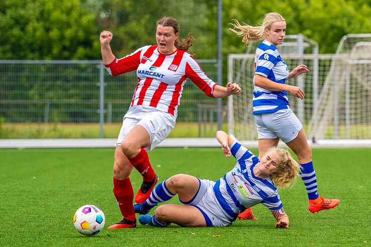 In beeld: Overwinning IJVV Vrouwen in nacompetitie dankzij jonge invalster Junte
