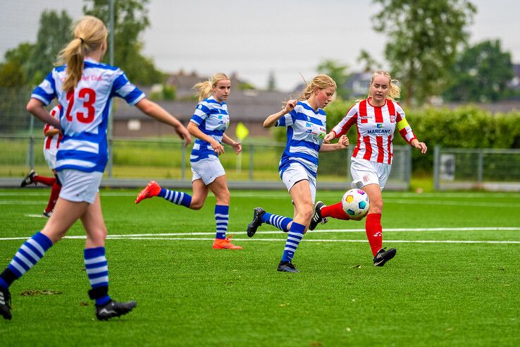 In beeld: Overwinning IJVV Vrouwen in nacompetitie dankzij jonge invalster Junte