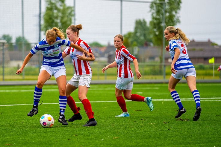 In beeld: Overwinning IJVV Vrouwen in nacompetitie dankzij jonge invalster Junte