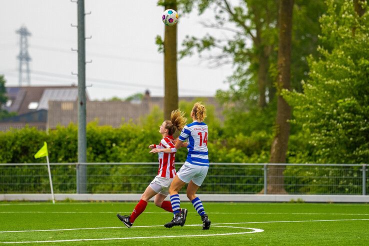In beeld: Overwinning IJVV Vrouwen in nacompetitie dankzij jonge invalster Junte