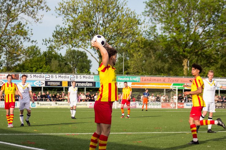 In beeld: DOS Kampen wint stadsderby vol sfeer en vuurwerk op en langs het veld