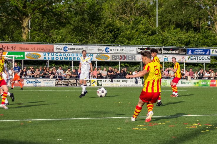 In beeld: DOS Kampen wint stadsderby vol sfeer en vuurwerk op en langs het veld