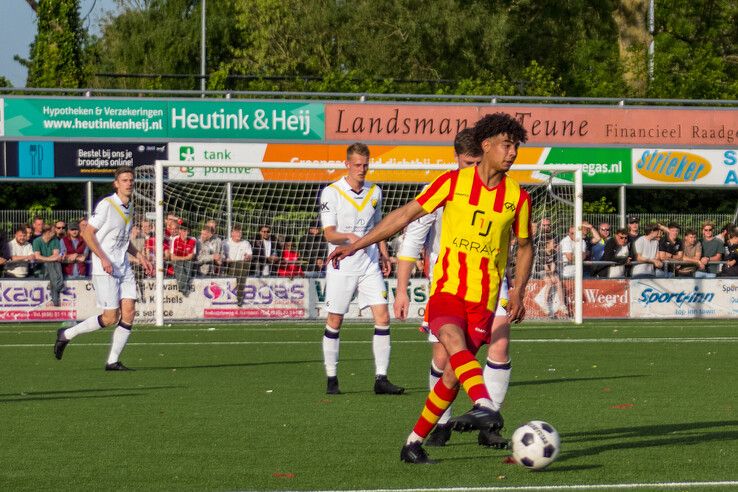 In beeld: DOS Kampen wint stadsderby vol sfeer en vuurwerk op en langs het veld
