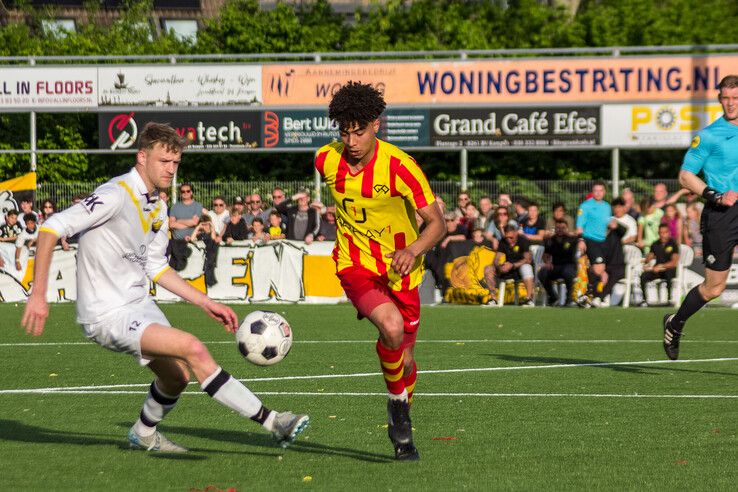 In beeld: DOS Kampen wint stadsderby vol sfeer en vuurwerk op en langs het veld