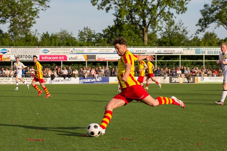 In beeld: DOS Kampen wint stadsderby vol sfeer en vuurwerk op en langs het veld