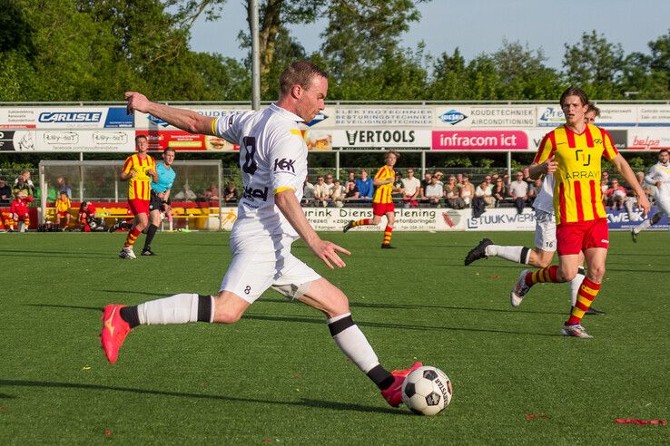 In beeld: DOS Kampen wint stadsderby vol sfeer en vuurwerk op en langs het veld