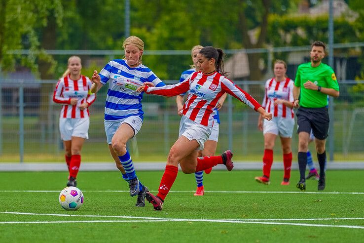 IJVV Vrouwen won de stijd om lijfsbehoud, na verlening, met 4-3 van ESC.