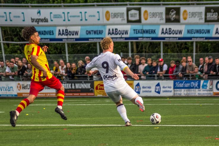 In beeld: DOS Kampen wint stadsderby vol sfeer en vuurwerk op en langs het veld