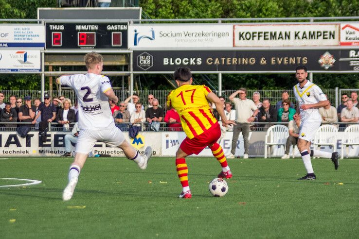 In beeld: DOS Kampen wint stadsderby vol sfeer en vuurwerk op en langs het veld