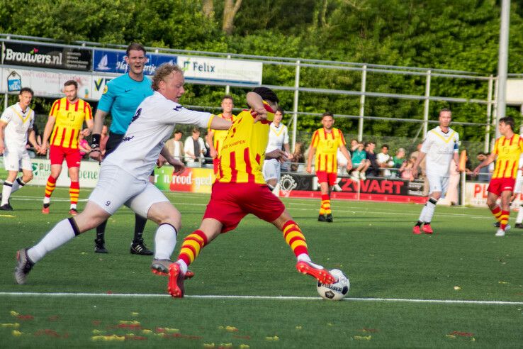 In beeld: DOS Kampen wint stadsderby vol sfeer en vuurwerk op en langs het veld