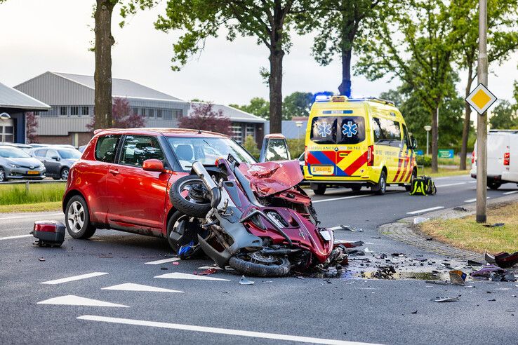 Motorrijder (45) uit Zwolle zwaargewond bij frontale botsing in Nieuwleusen, automobilist aangehouden