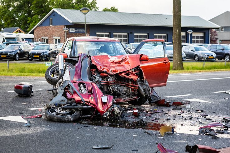 Motorrijder (45) uit Zwolle zwaargewond bij frontale botsing in Nieuwleusen, automobilist aangehouden