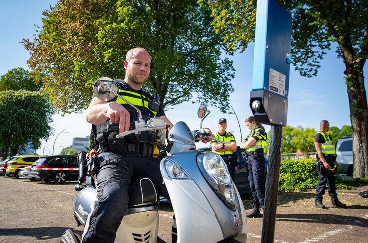 In beeld: Scooter- en fatbikecontrole in Zwolle – boetes en lopend naar huis