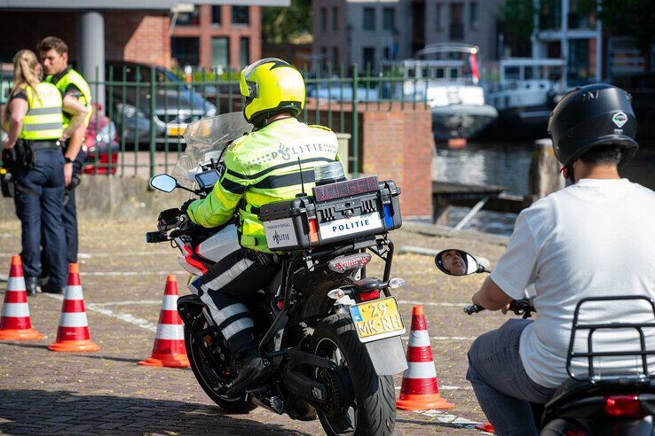 In beeld: Scooter- en fatbikecontrole in Zwolle – boetes en lopend naar huis